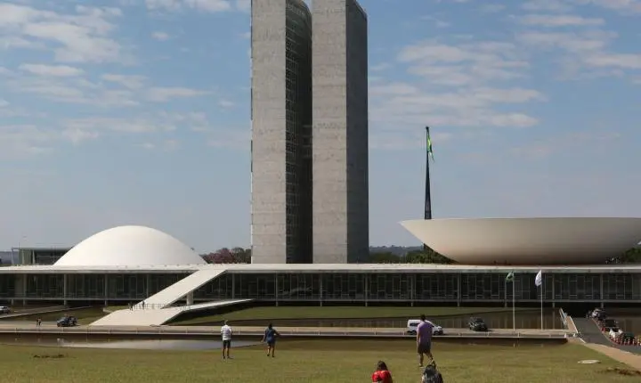 Alcolumbre fatia votação do PL da Dosimetria; governo denuncia manobra